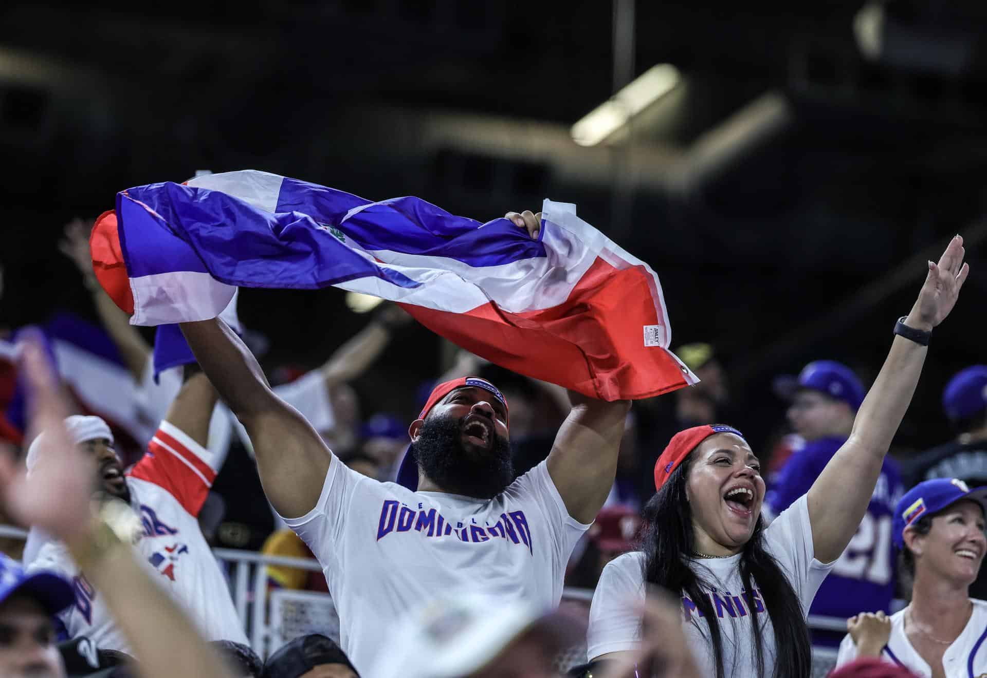 La gente celebra la victoria del equipo de República Dominicana durante el partido del Clásico Mundial de Béisbol 2026 entre Venezuela y República Dominicana en el estadio de béisbol LoanDepot Park en Miami, Florida, EE.UU., el 11 de marzo de 2026.