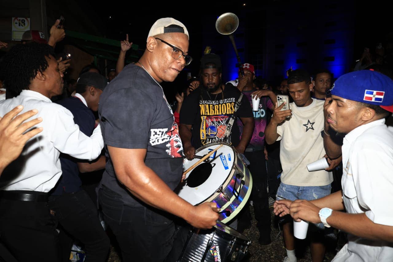 Con ritmo celebran estos fanáticos el triunfo dominicano ante Venezuela. 