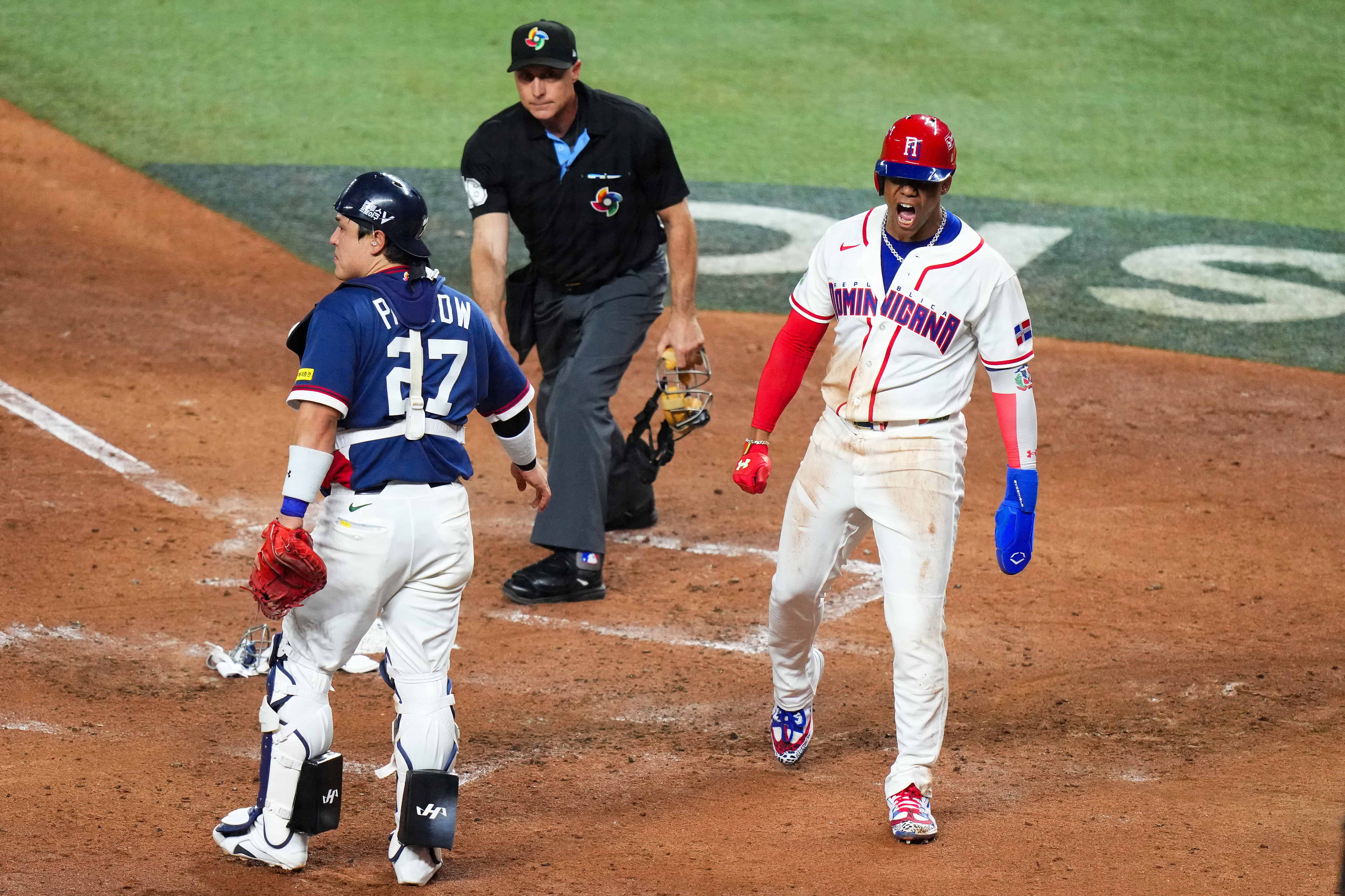 Juan Soto reacciona luego de que el árbitro llame safe en una jugada cerrada en el plato.