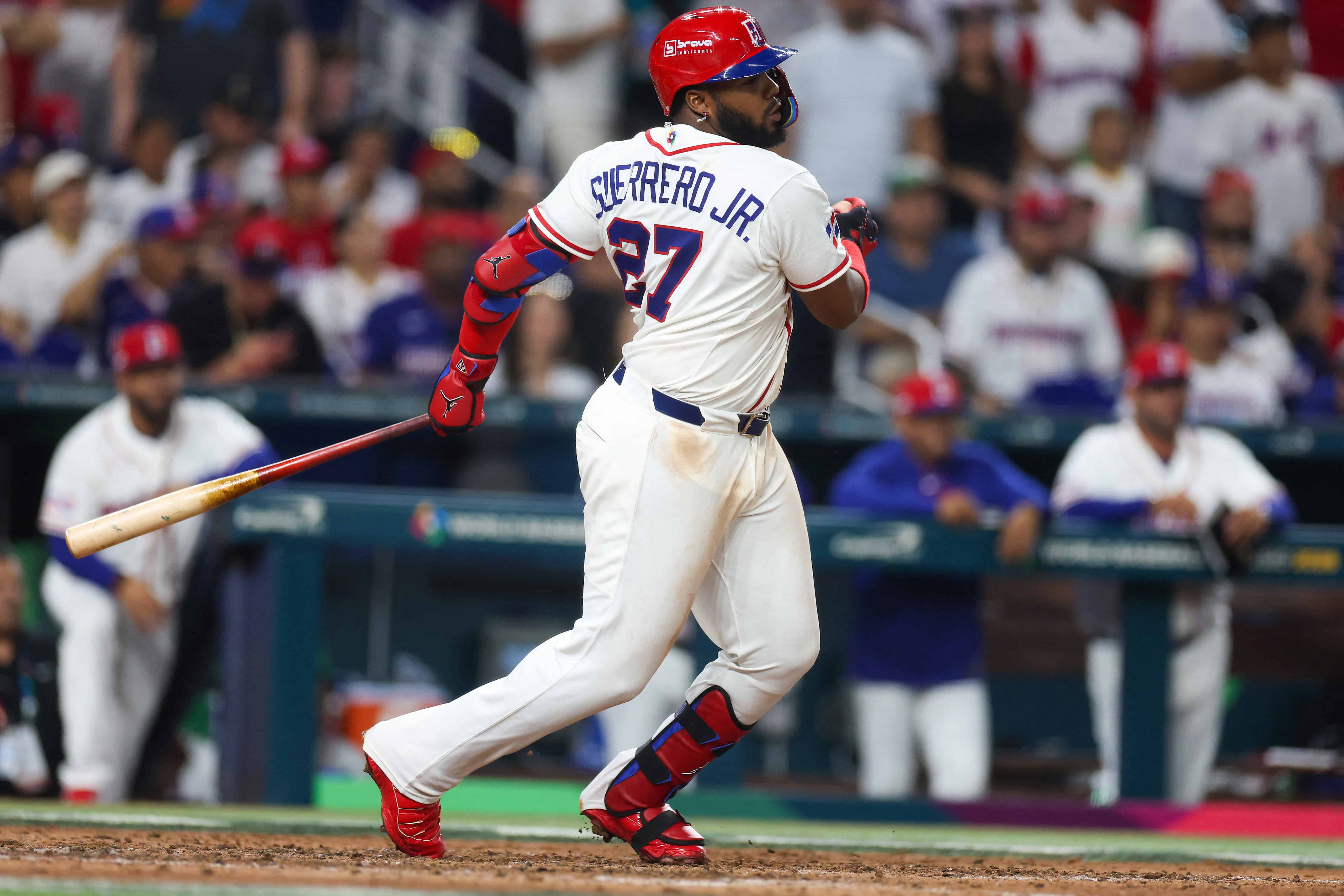 Vladimir Guerrero Jr., termina el swing con el que remolcó una carrera en el choque ante el conjunto asiático.