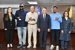 JCE entrega nueva cédula a personas con discapacidad y miembros del Salón de la Fama