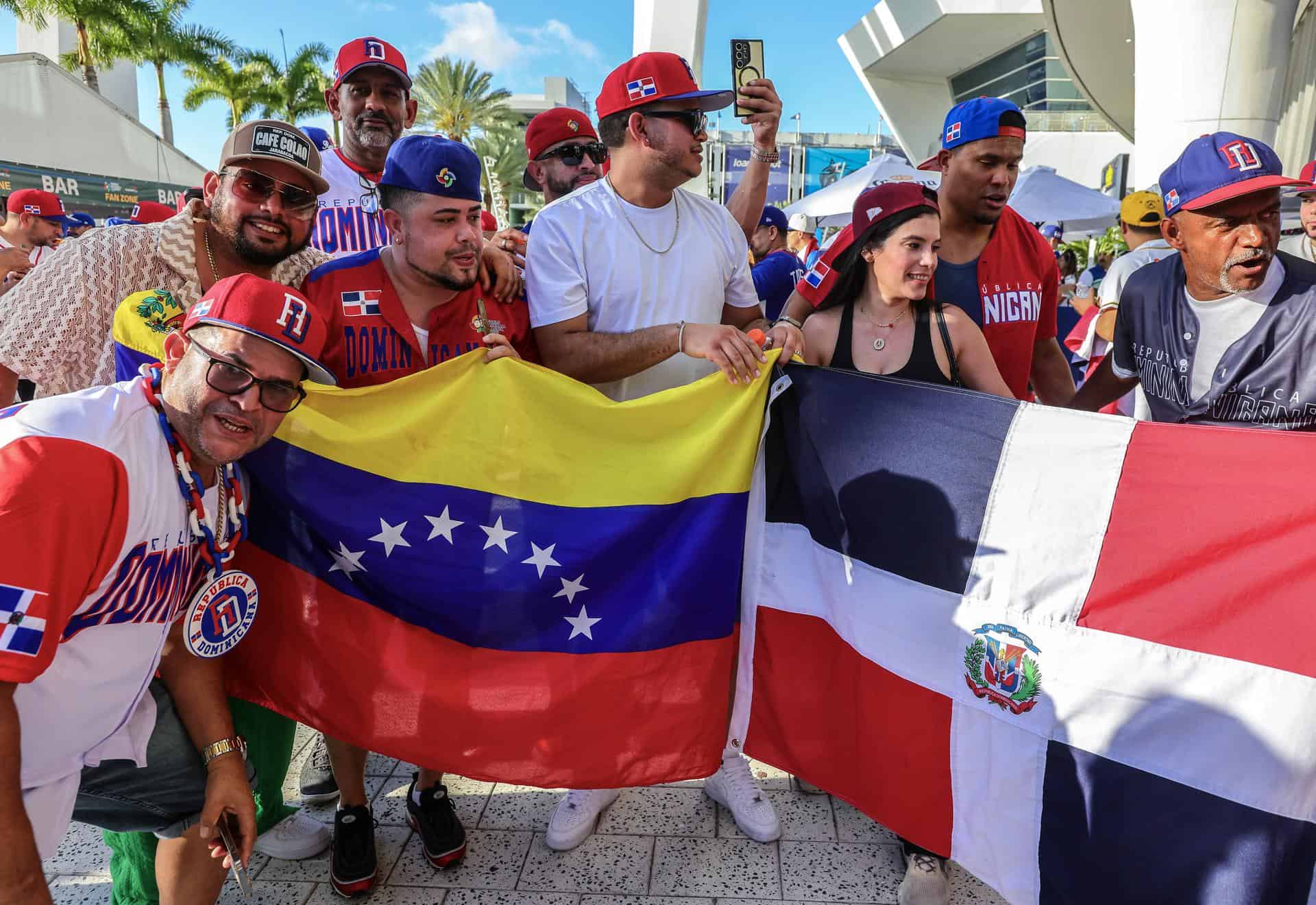 Fanáticos venezolanos y dominicanos antes del partido.