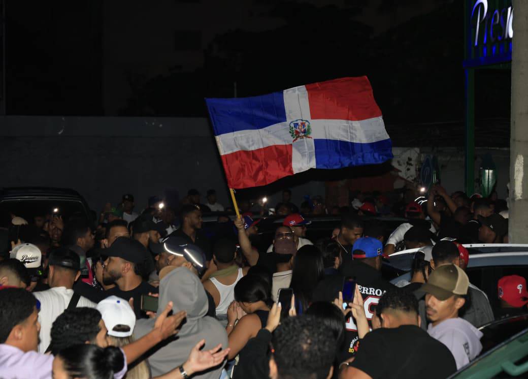 Con la bandera dominicana en alto, celebran el triunfo ante Venezuela en la Plaza Santo Domingo en el Malecón.