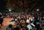 Multitud improvisa un mini estadio en el Malecón SD para ver el juego RD-Venezuela
