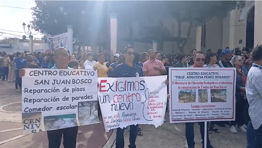Maestros de Moca inician paro de 48 horas por precariedades en centros Maestros de Moca inician paro de 48 horas por precariedades en centros