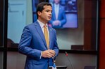 Omar Fernández reintroduce el proyecto para eliminar pago del anticipo
