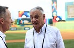 Rob Manfred pondera la posibilidad de que el Clásico se juegue a mitad de temporada