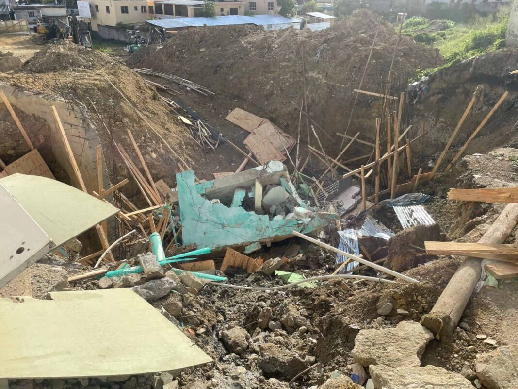 Colapsa edificio por deslizamiento de tierra en Casa Vieja-Villa Mella