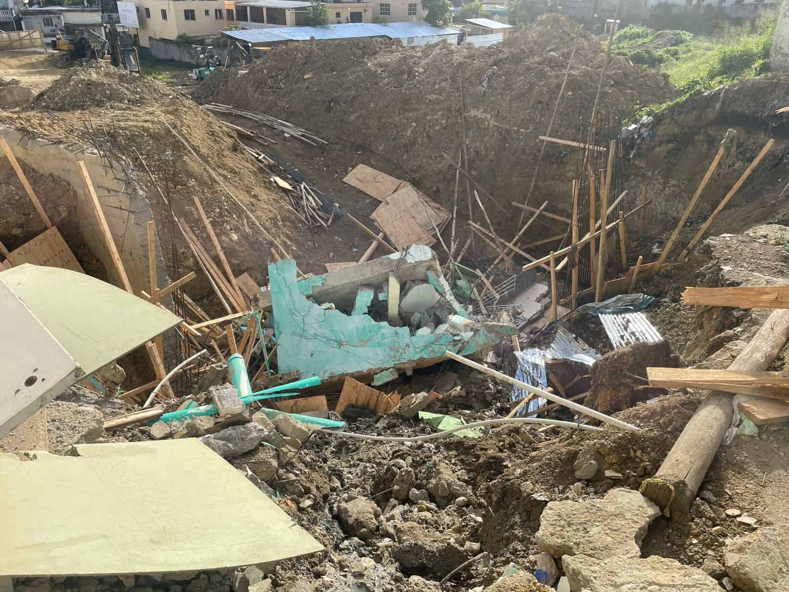Colapsa edificio por deslizamiento de tierra en Casa Vieja-Villa Mella