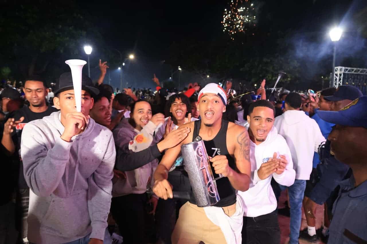 Cientos de fanáticos en la Plaza Santo Domingo del Malecón.