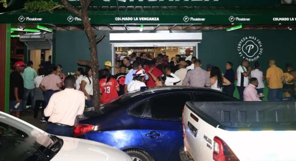 Fanáticos en el colmado La Venganza también disfrutaron del Clásico.