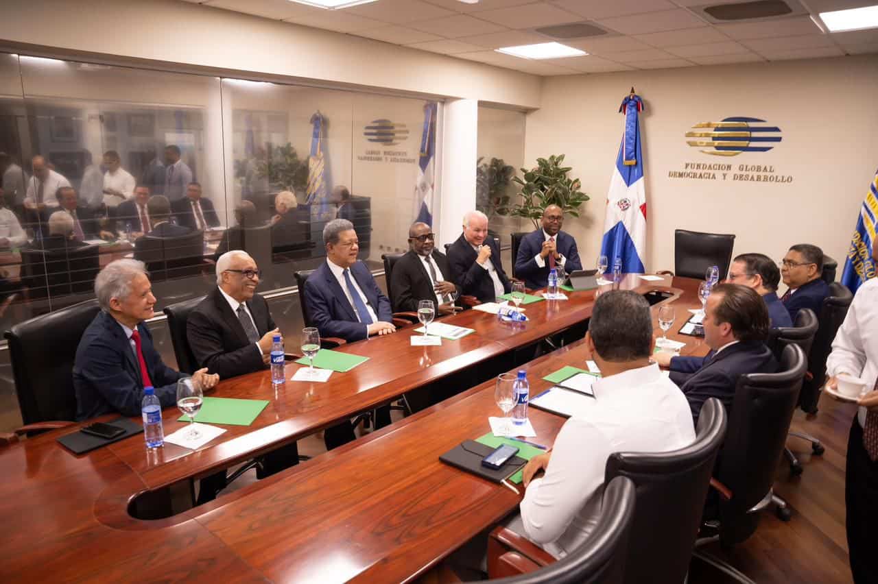 Representantes del Gobierno reunidos con el expresidente Leonel Fernández y miembros de la Fuerza del Pueblo el miércoles 15 de abril en la sede de Funglode. 