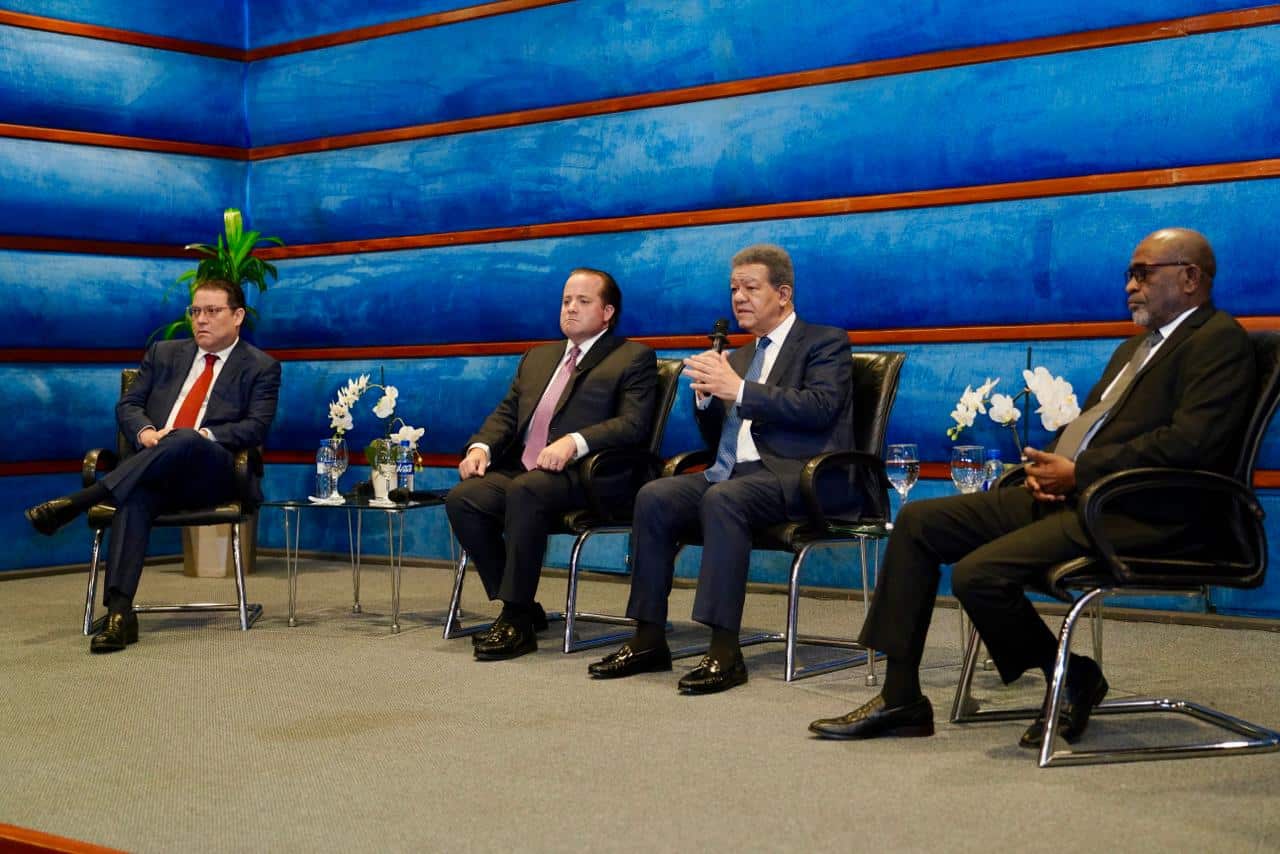 Los ministros Eduardo Sanz Lovatón, José Ignacio Paliza, el presidente de la Fuerza del Pueblo, Leonel Fernández y el secretario general de esa organización, Antonio Florián, hablan con la prensa sobre lo tratado en la reunión. 