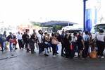 Entre maletas y bultos, cientos abandonan la capital para vivir la Semana Santa en el interior