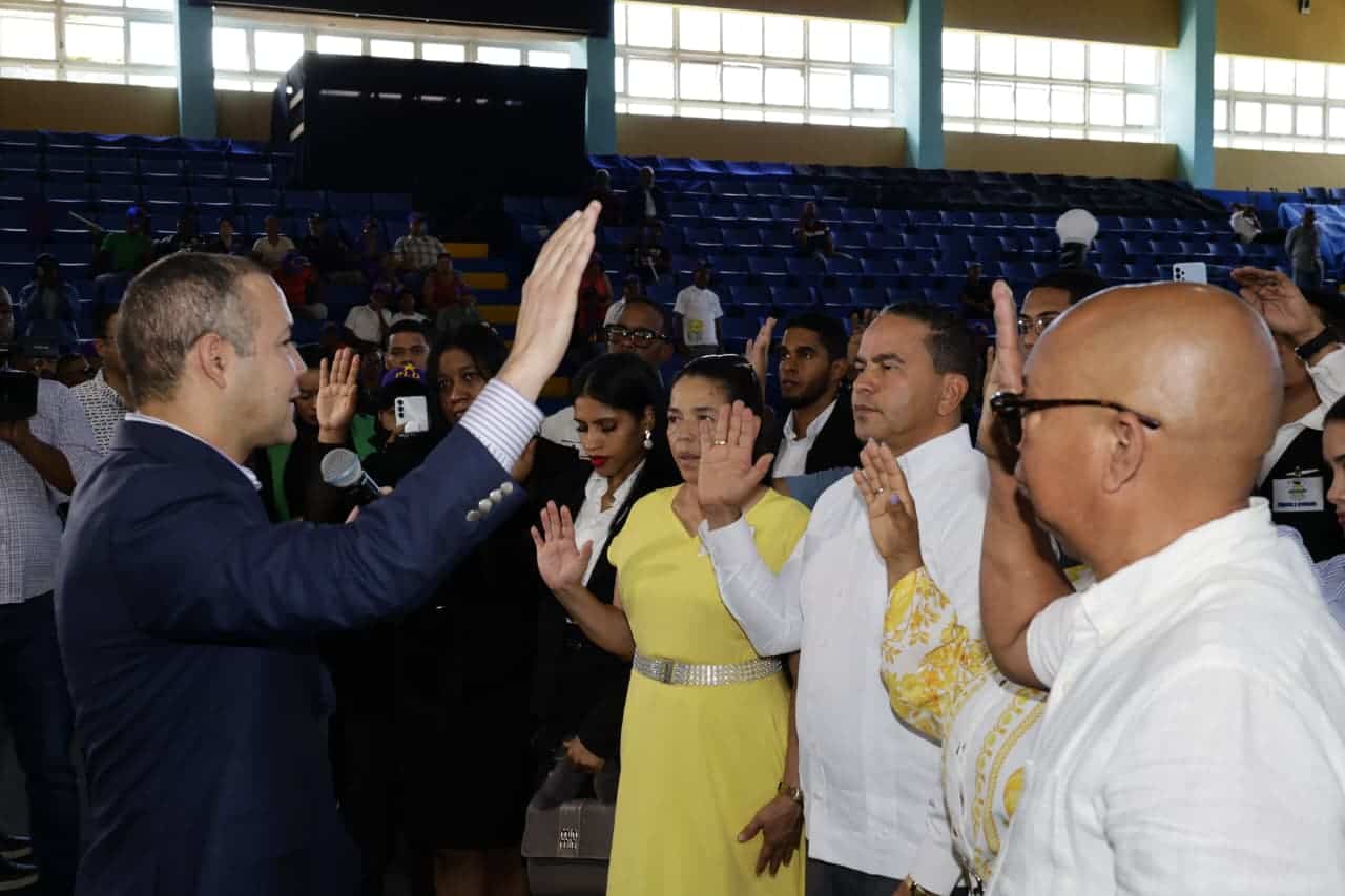 El secretario general del PLD, Johnny Pujols, juramenta a miembros del Movimiento Cristiano Canal de Ayuda para Todos. 