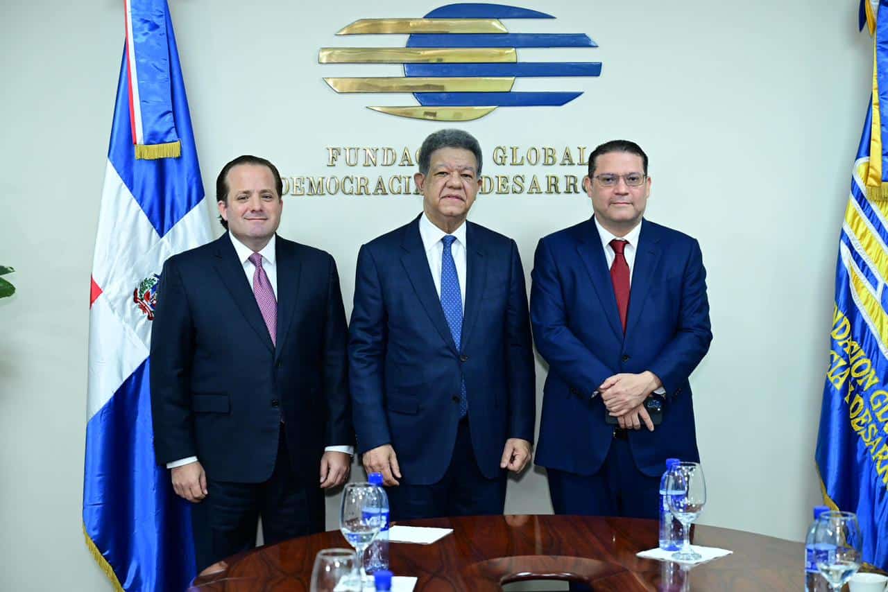 El ministro de la Presidencia, José Ignacio Paliza, el expresidente Leonel Fernández y el ministro de Industri y Comercio, Eduardo Sanz Lovatón.