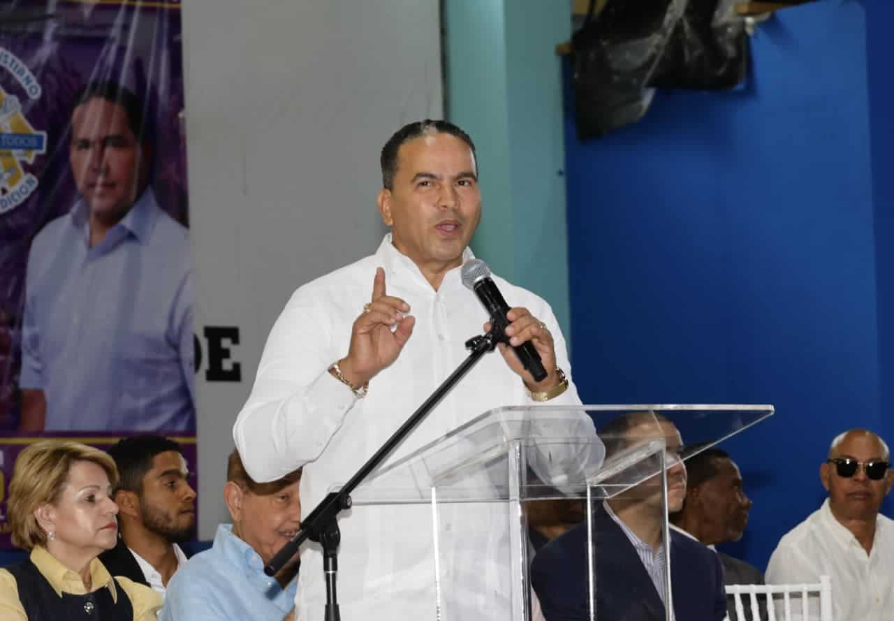 Nicolás Concepción, del Movimiento Cristiano Canal de Ayuda para Todos, habla en el acto en que pasó a las filas del PLD. 