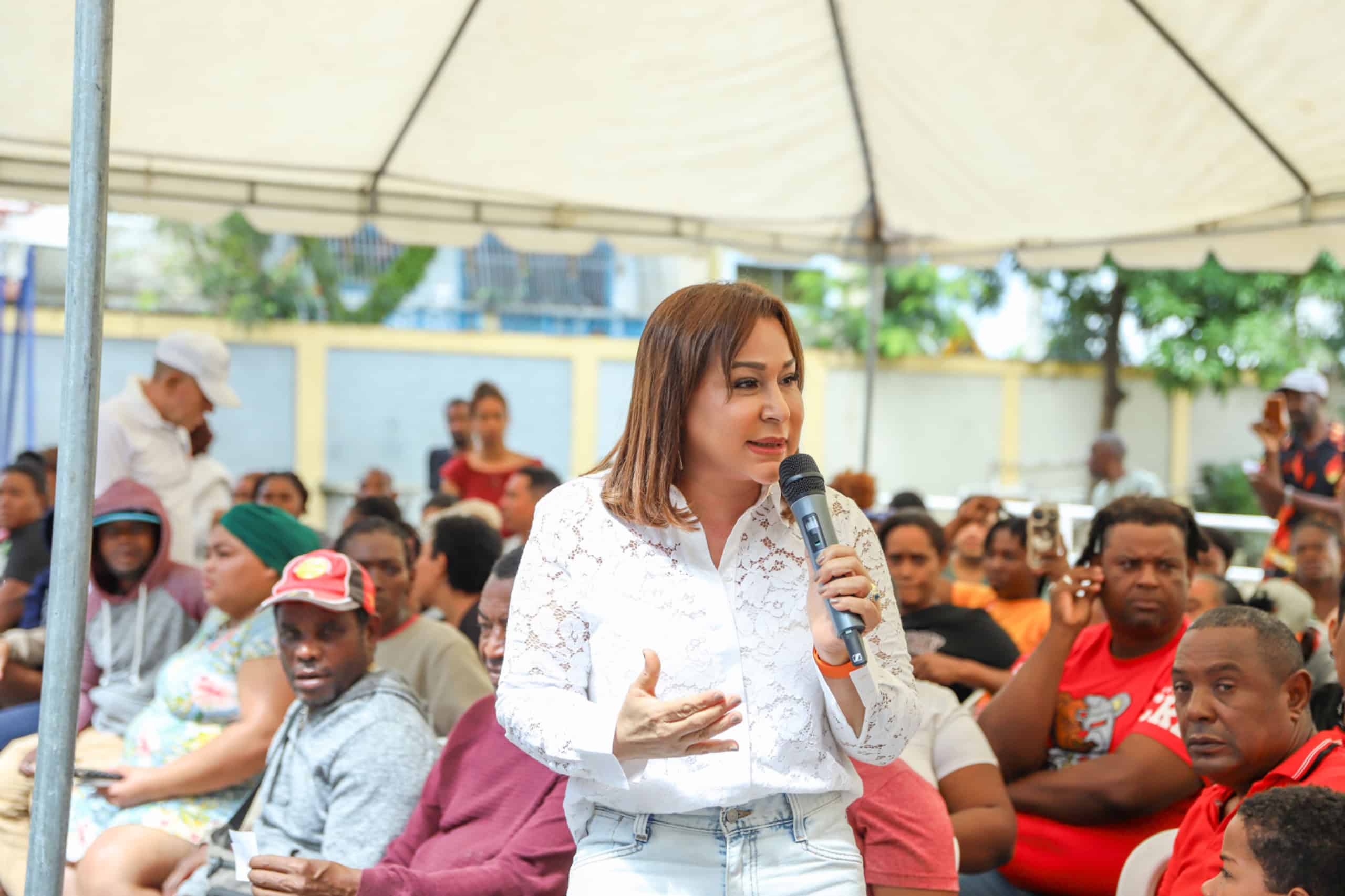 La directora general de Supérate, Mayra Jiménez habla durante el acto de entrega del Bono Emergencia en provincias del Cibao.