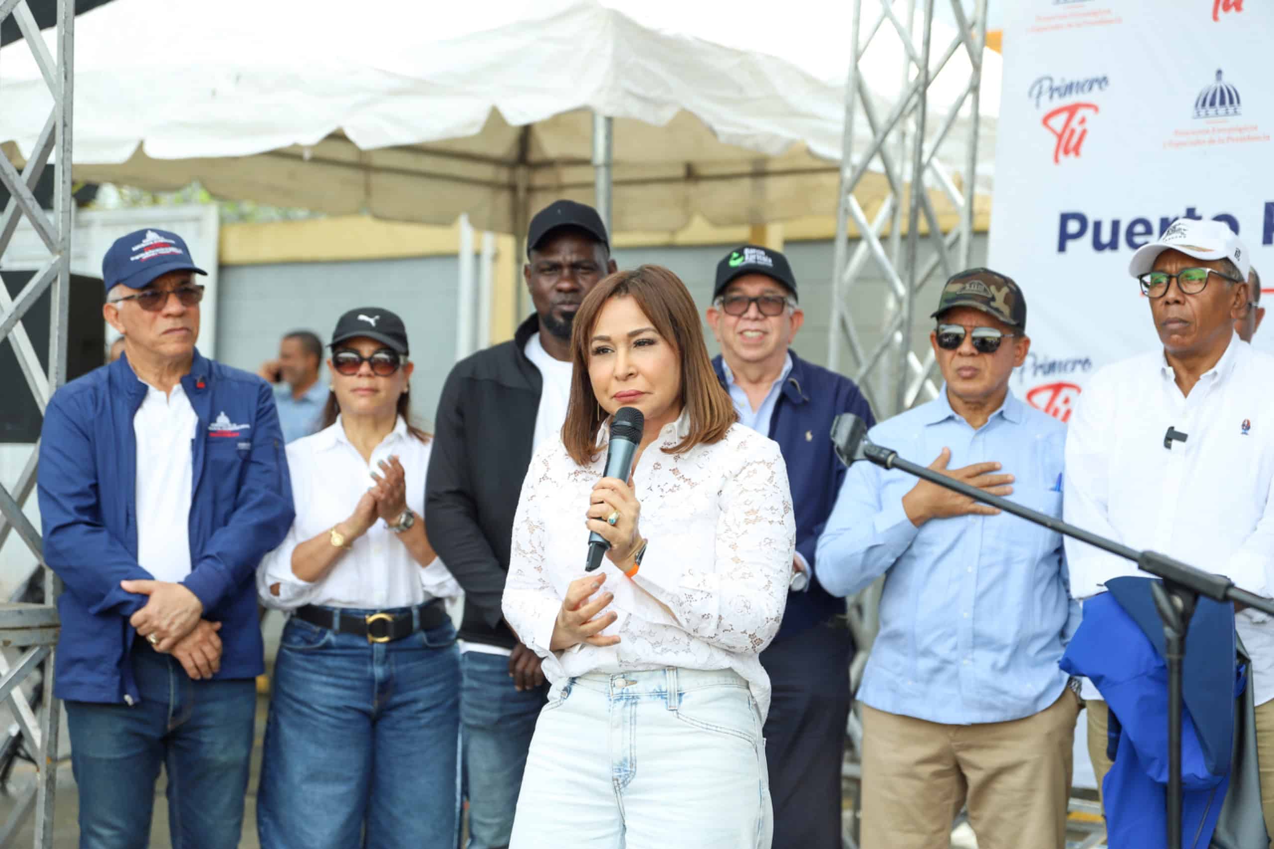 La directora general de Supérate, Mayra Jiménez, junto a beneficiarios del Bono Emergencia.