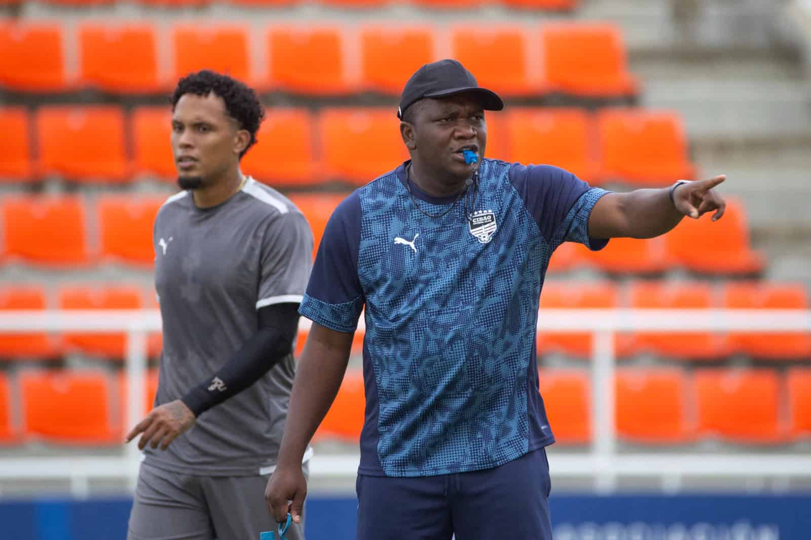 El entrenador de Cibao Fútbol Club, Junior Scheldeur (d), dirige un entrenamiento el 10 de marzo de 2026, en Santiago.