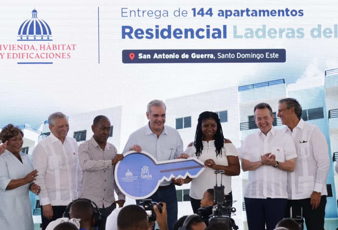 El presidente Luis Abinader entrega llave simbólica de apartamentos en el municipio de Guerra.