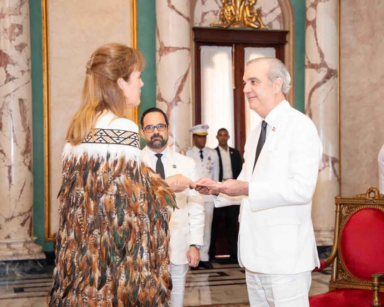 La embajadora de Nueva Zelanda, Nicola Jane Stilwell, entregando sus cartas credenciales al presidente Luis Abinader, este 22 de abril de 2026.