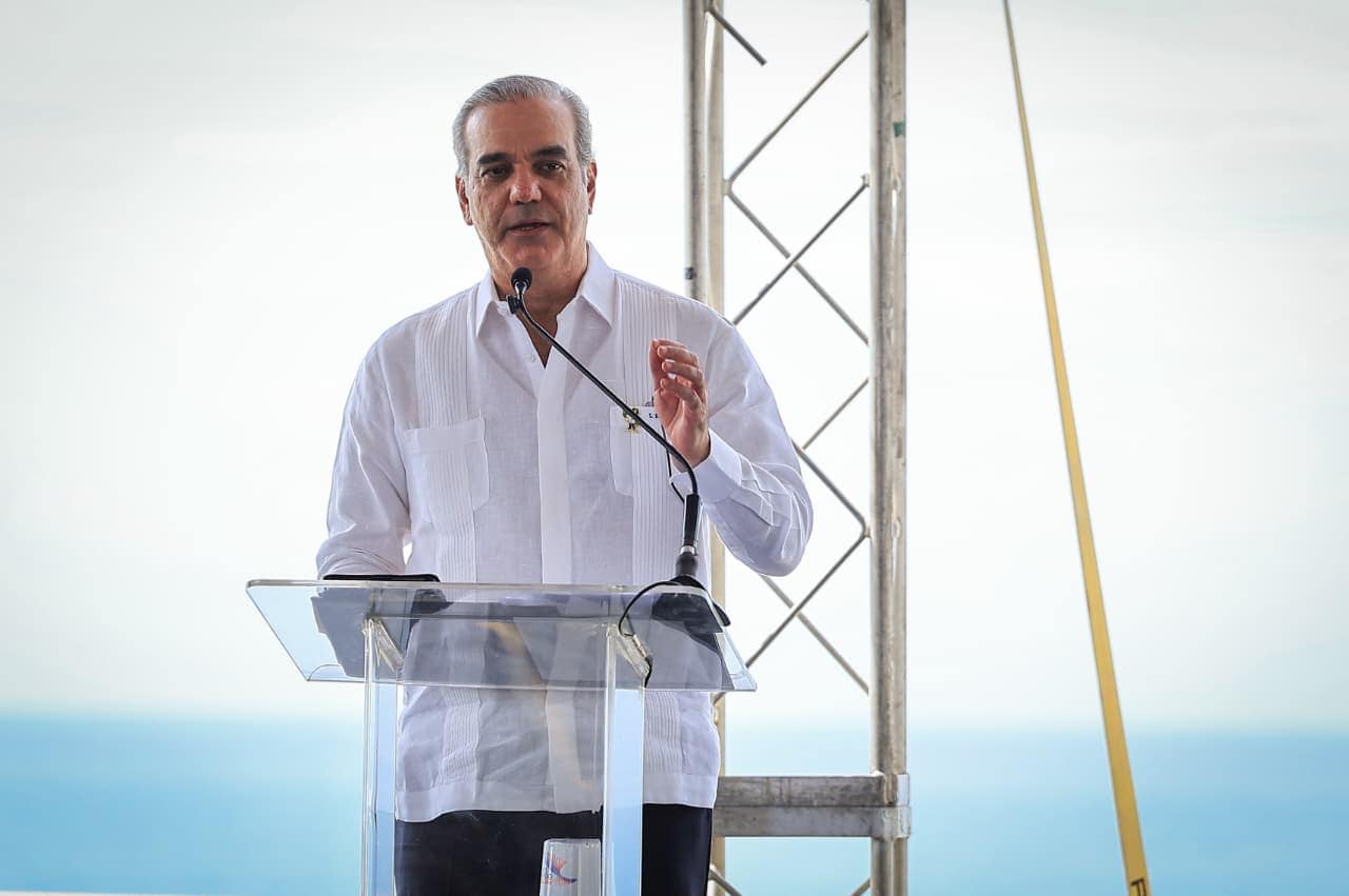 El presidente Luis Abinader durante la inauguración oficial del Malecón Deportivo, destacando el impacto positivo que tendrá la obra en la comunidad y el deporte