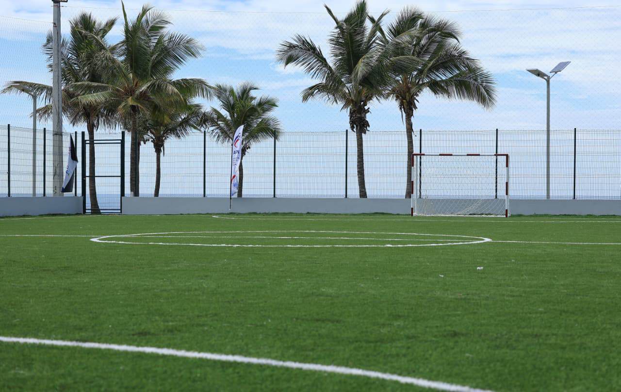 La zona de deportes que incluye canchas de voleibol de playa, baloncesto 3x3 y fútbol siete, diseñada para albergar competencias internacionales y fomentar la actividad física.