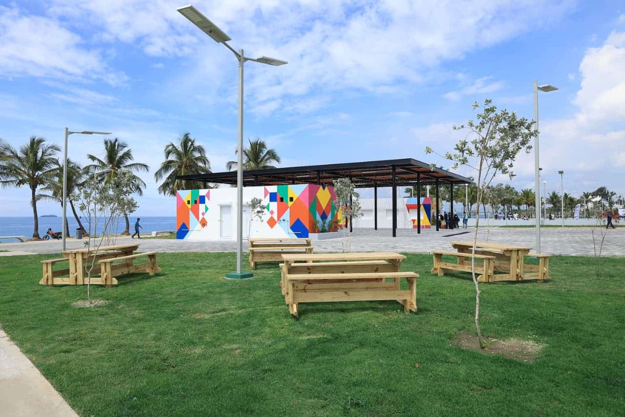 Áreas de descanso en el Malecón Deportivo, diseñadas para el esparcimiento y la convivencia.