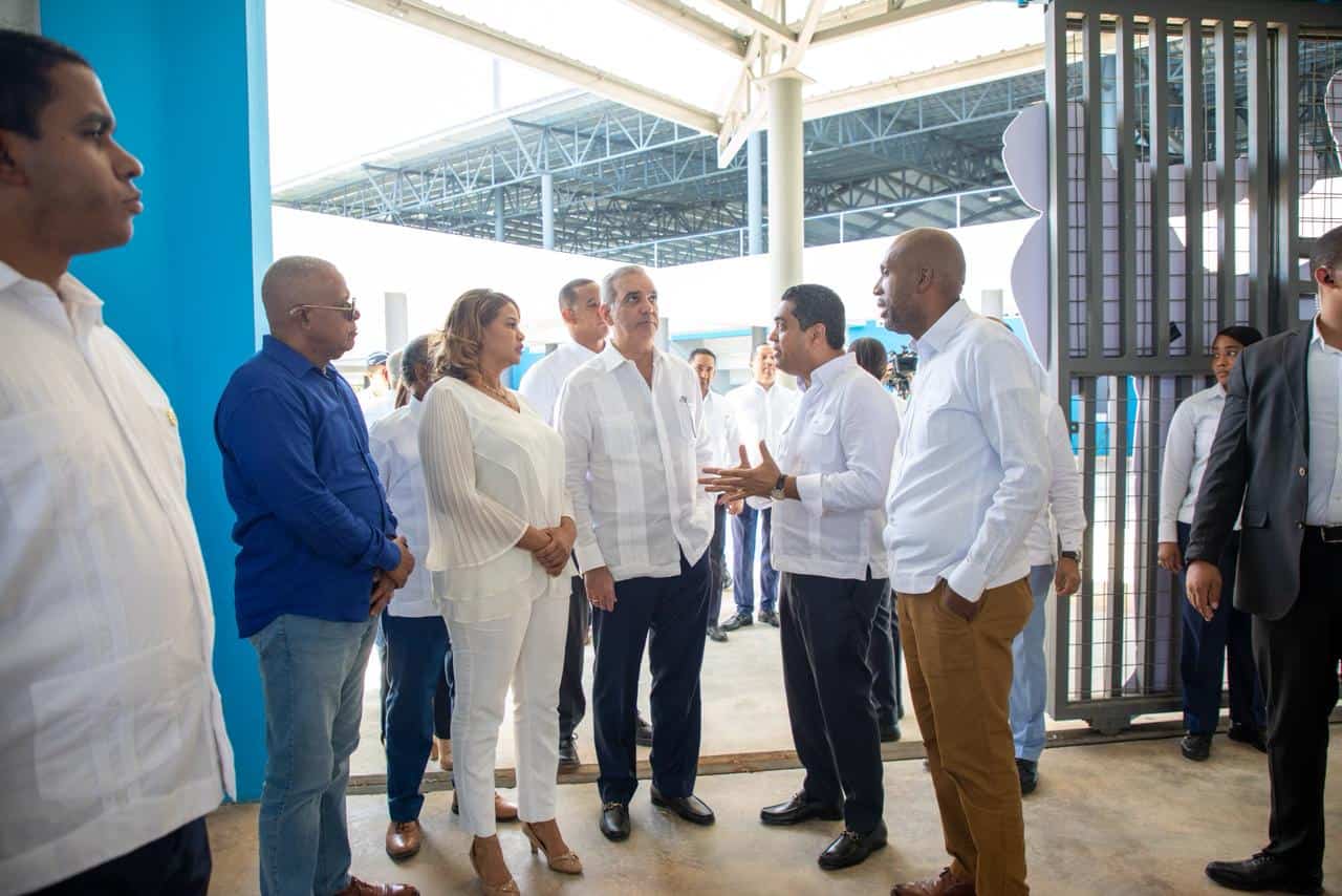 El presidente Luis Abinader conversa con el ministro de Deportes, Kelvin Cruz.