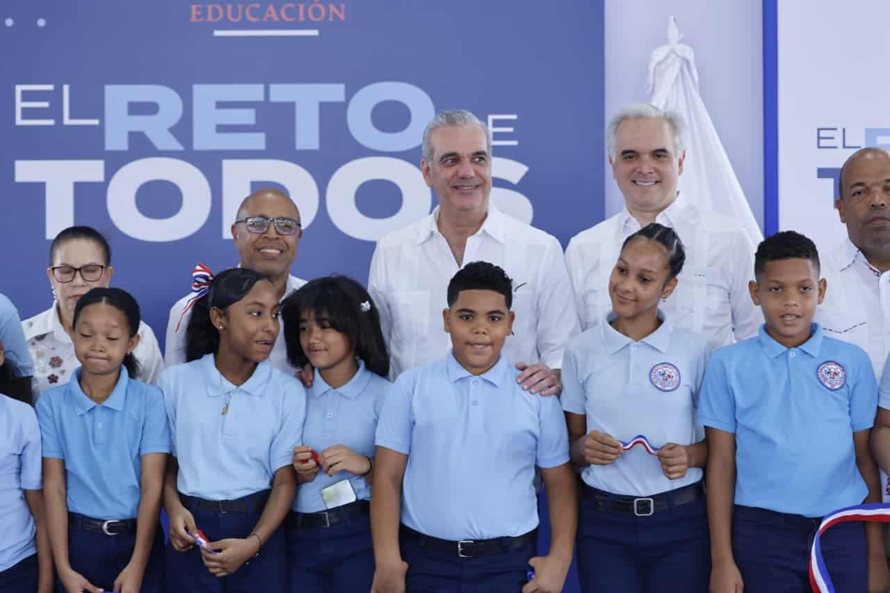 El presidente Abinader junto a estudiantes de la escuela Francisco Ulises Domínguez.