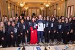 Abinader respalda pacto nacional contra violencia de género; recibe documento de reforma Déjala Ir