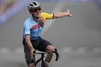 Tadej Pogacar gana en solitario su tercer Tour de Flandes