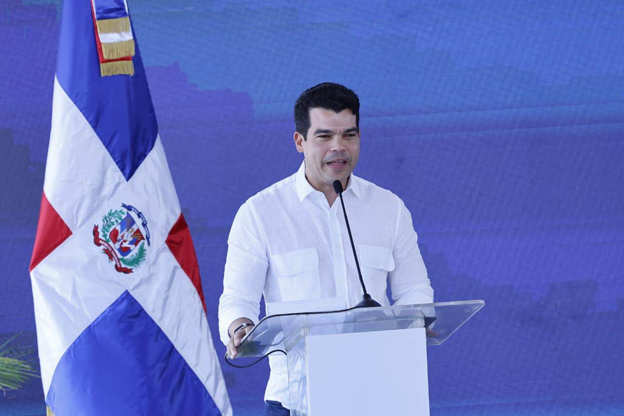El director del Inapa, Wellington Arnaud, habla durante el acto.