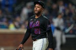Rockies frenan el buen momento de los Mets; Freddy Peralta lanzó bien, pero sin apoyo