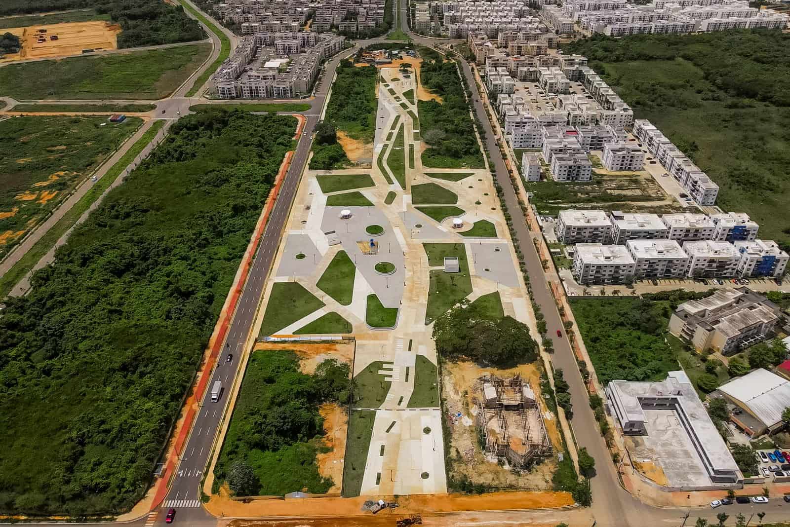 La Plaza Constitución se suma a otras dos plazas consolidadas que cruzan la Ciudad Juan Bosch de norte a sur.