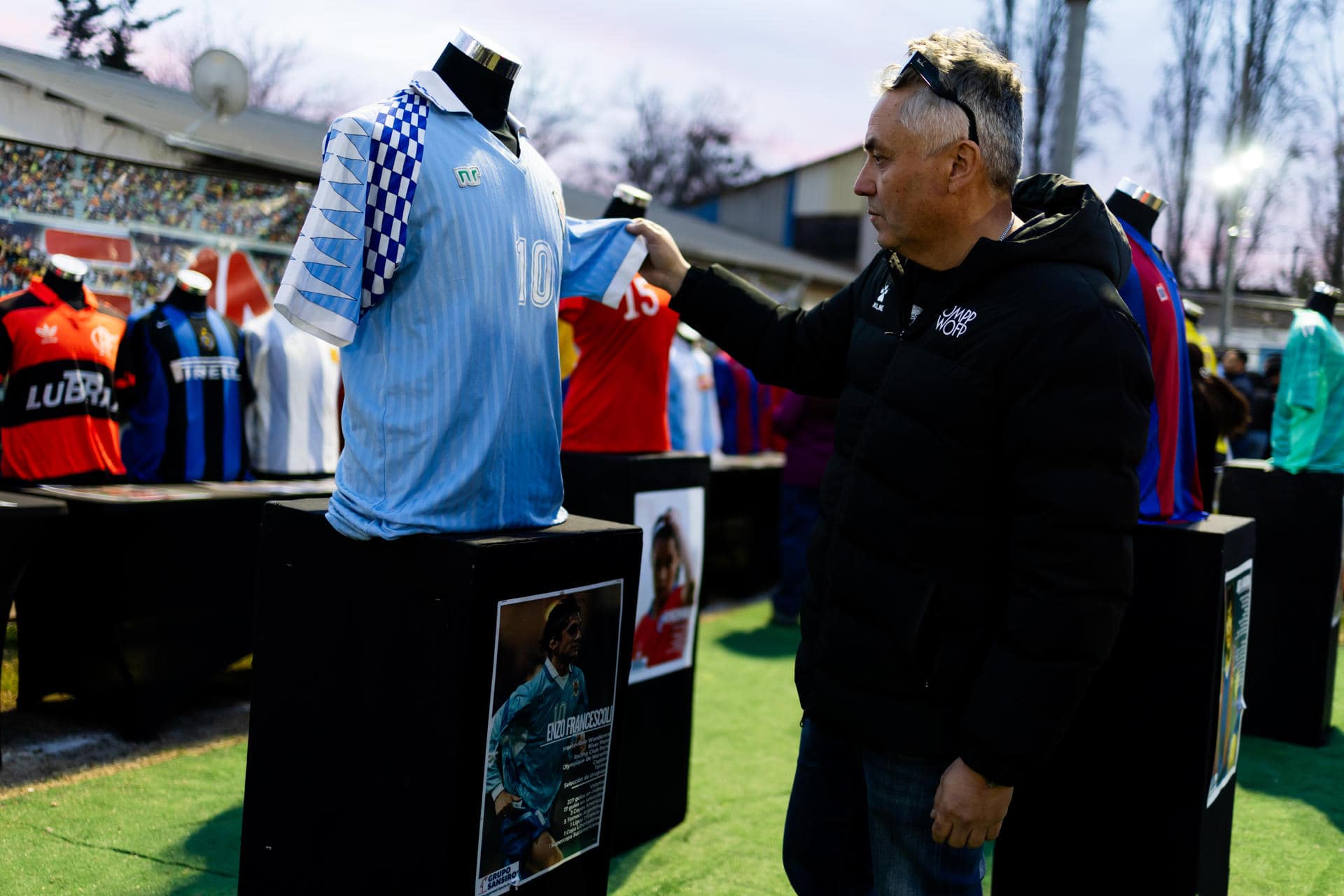 Una persona observa la camiseta del exjugador de Uruguay Enzo Francescoli este jueves, en Santiago (Chile).