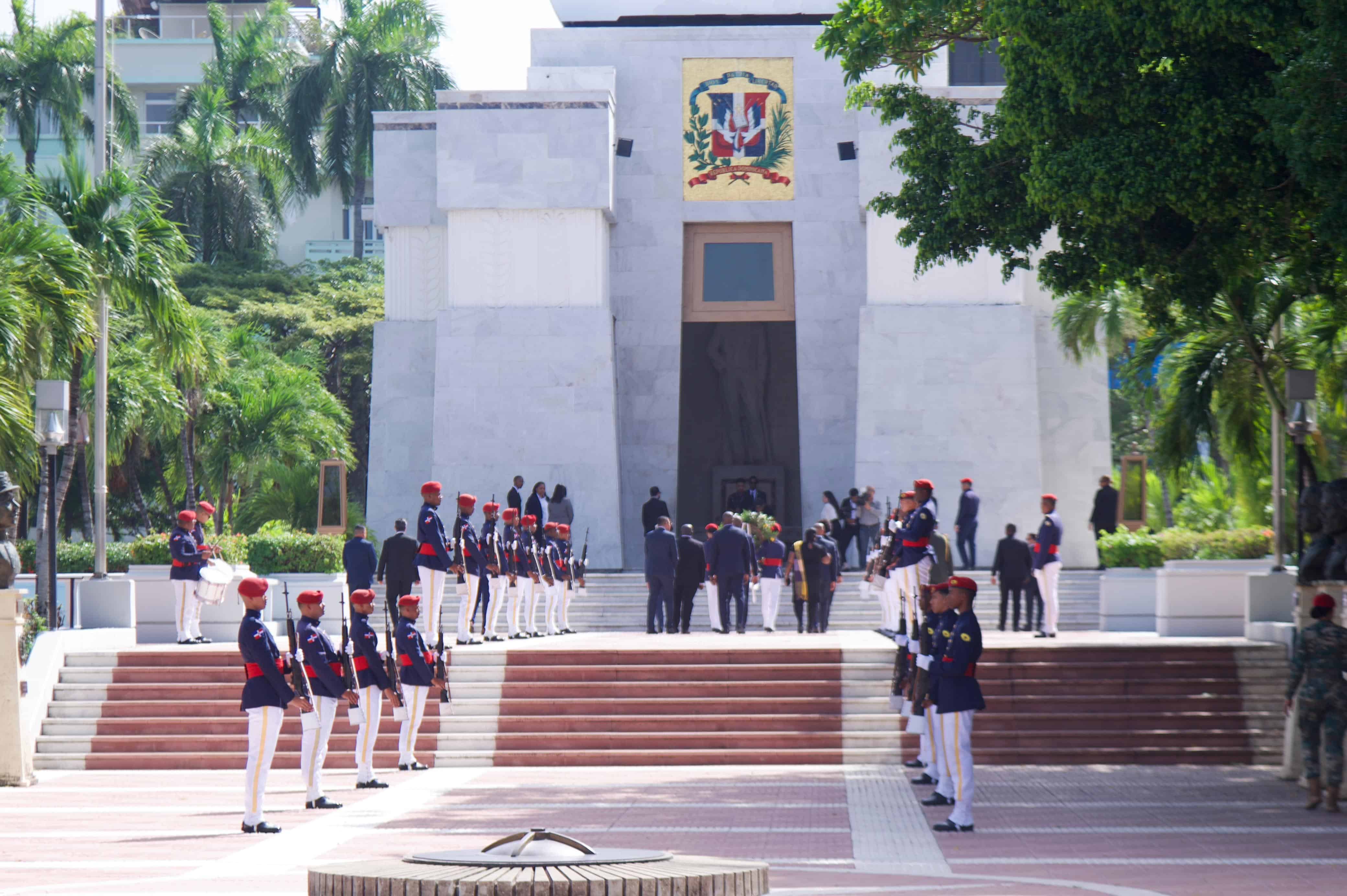 Guardias rinden honor en el Altar de la Patria.