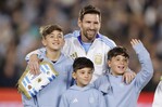 Balones y biberones: el refugio de la paternidad para los gigantes del fútbol