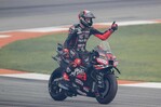 VIDEO | Marco Bezzecchi, líder del mundial de Moto GP, es suspendido por agredir a un comisario