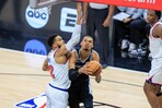 Knicks aguan la fiesta de los Spurs y toman ventaja 1-0 en la final de la NBA; Towns 18 puntos