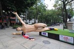 Maestros mexicanos derriban estatuas del Mundial de Fútbol en medio de protestas