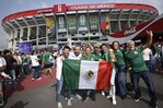 México estrena esta tarde el mayor Mundial de la historia entre el fútbol y la protesta social