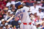 Vladimir Guerrero Jr. sale del juego por rigidez en la espalda