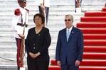 La presidenta de Surinam llega al Palacio Nacional con su equipo económico para hablar de negocios