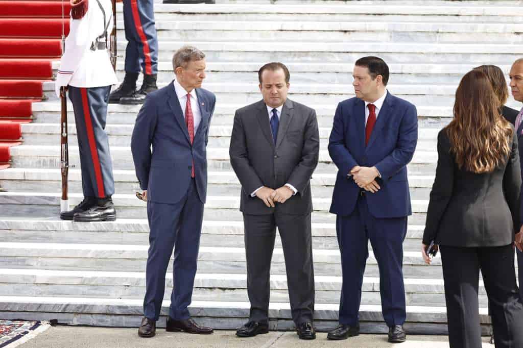 Parte de delegación oficial de la República Dominicana recibiendo a la presidenta de Surinam, Jennifer Geerlings-Simons este 1 de junio 2026.