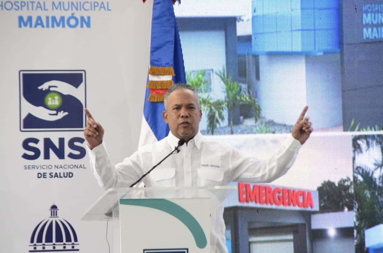 El senador de Monseñor Nouel, Héctor Acosta.
