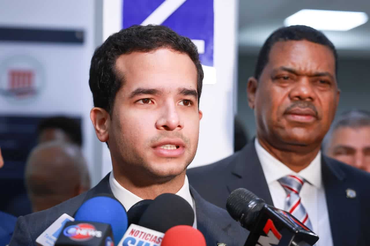 El senador Omar Fernández, uno de los accionantes, afirmó que la acción busca garantizar la aplicación plena de la indexación salarial establecida en el Código Tributario.