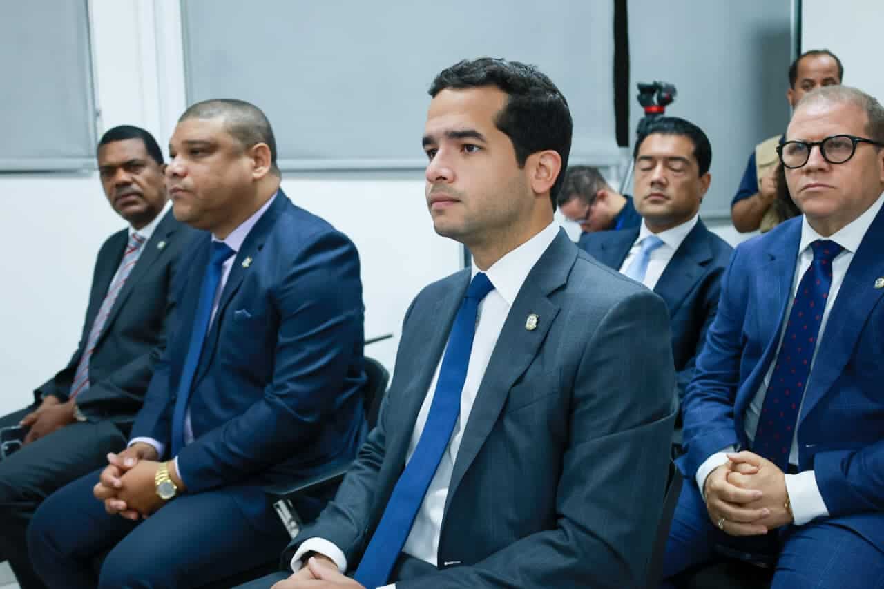 El senador Omar Fernández y otros legisladores y dirigentes políticos presentaron ante el Tribunal Constitucional una acción directa de inconstitucionalidad contra la suspensión parcial de la indexación salarial para el cálculo del Impuesto sobre la Renta.