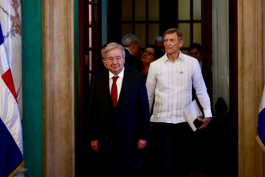 El secretario general de la Organización de las Naciones Unidas (ONU), António Guterres, a su llegada al Palacio Nacional, acompañado por el ministro de Relaciones Exteriores, Roberto Álvarez. 